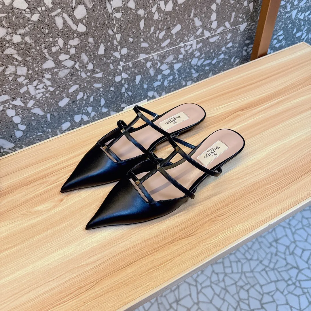 👟👟Ex-factory price 560👟👟 Valentino’s hottest new product in 2024, the new Mule shoes are also very easy to wear...😈😈😈 The latest logo buckle Perfectly combined with sexy pointed toes❤️‍🔥❤️‍🔥❤️‍🔥❤️‍🔥It is simply the pinnacle of summer fashion💖💖💖💖Original replica Outsole: Italian genuine leather outsole Heel height: 2cm, 6.5cm Size: 35-39 (40 41 42 customized, non-refundable and non-exchangeable)